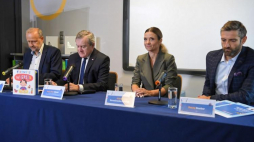Minister kultury Piotr Gliński (2L), dyrektor Instytutu Książki Dariusz Jaworski (L), Joanna Koroniewska-Dowbor (2P) i Maciej Dowbor (P) podczas konferencji prasowej inaugurującej kampanię "Mała Książka - Wielki Człowiek". Fot. PAP/P. Nowak