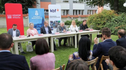 Konferencja nt. konkursu architektonicznego na projekt Centrum Literatury i Języka „Planeta Lem” w Krakowie – od lewej: producent kreatywny w Tengent Krzysztof Noworyta, prof. Renata Przybylska, przedstawiciel spadkobierców Stanisława Lema Wojciech Zemek, prezydent Miasta Krakowa Jacek Majchrowski, dyrektor Krakowskiego Biura Festiwalowego Izabela Helbin i przewodniczący sądu konkursowego Piotr Lewicki. Fot. PAP/J. Graczyński
