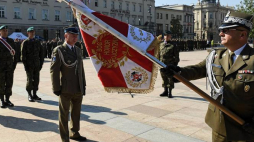Generał brygady Jarosław Kraszewski (P) podczas ceremonii wręczenia sztandaru batalionowi dowodzenia Wielonarodowej Brygady. Lublin, 21.09.2018. Fot. PAP/W. Pacewicz
