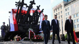 Premier Mateusz Morawiecki (2P), poseł PiS Antoni Macierewicz (P) i szef Kancelarii Prezesa Rady Ministrów Michał Dworczyk (3P) składają wieniec pod Pomnikiem Poległym i Pomordowanym na Wschodzie. Fot. PAP/T. Gzell