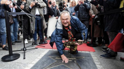 Michał Urbaniak (C) odsłonił swoją gwiazdę w łódzkiej Alei Gwiazd na ulicy Piotrkowskiej. Fot. PAP/G. Michałowski