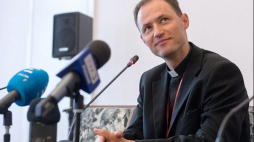 Nowy sekretarz generalny CCEE ks. Martin Michalicek podczas konferencji prasowej w Poznaniu. Fot. PAP/J. Kaczmarczyk
