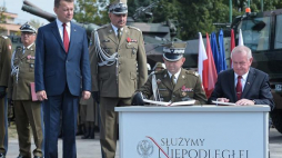 Minister obrony narodowej Mariusz Błaszczak (4P), dowódca generalny Rodzajów Sił Zbrojnych gen. broni Jarosław Mika (3P), dowódca 15. Giżyckiej Brygady Zmechanizowanej im. Zawiszy Czarnego generał brygady Jarosław Gromadziński (2P) i prezydent Siedlec Wojciech Kudelski (P). Siedlce,09.09.2018. Fot. PAP/M. Obara