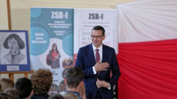 Premier Mateusz Morawiecki podczas rozpoczęcia roku szkolnego 2018/2019 w Zespole Szkół Budowlano-Informatycznych im. Mikołaja Kopernika w Żorach. PAP/Andrzej Grygiel