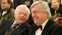 Laureat w kategorii teatr, aktor Marian Opania (L) i laureat w kategorii "Dzieło życia" pianista Piotr Paleczny (P) podczas gali wręczenia Nagród im. Cypriana Norwida. Fot. PAP/P. Supernak