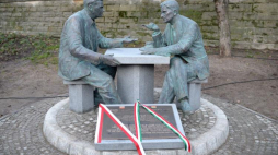 Pomnik-ławka Henryka Sławika i Józsefa Antalla w Warszawie. Fot. PAP/J. Turczyk 