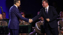 Krynica-Zdrój, 05.09.2018. Premier Litwy Saulius Skvernelis (P) odebrał nagrodę Człowieka Roku z rąk premiera RP Mateusza Morawieckiego (L) podczas XXVIII Forum Ekonomicznego w Krynicy. Fot. PAP/G. Momot 