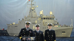 Gdańsk, 18.09.2018. Dowódca 8. Flotylli Obrony Wybrzeża w Świnoujściu kontradmirał Krzysztof Zdonek (L), dowódca 13. Dywizjonu Trałowców komandor porucznik Jarosław Iwańczuk (C) i dowódca ORP „Albatros” kpt. mar. Piotr Gorycki (P) podczas uroczystości cięcia blach na drugi z serii trzech niszczycieli min projektu 258 Kormoran II, w stoczni Remontowej Shipbuilding. Fot. PAP/A. Warżawa 