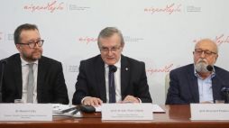 Warszawa, 18.09.2018. Kompozytor Krzysztof Penderecki (P), wicepremier, minister kultury Piotr Gliński (C) i dyrektor Polskiego Wydawnictwa Muzycznego dr Daniel Cichy (L) podczas konferencji prasowej zapowiadającej projekt „100 na 100. Muzyczne dekady wolności", Fot. PAP/P. Supernak