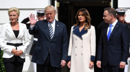  Waszyngton, USA, 18.09.2018. Prezydent Stanów Zjednoczonych Ameryki Donald Trump (2L) z małżonką Melanią Trump (2P) oraz prezydent RP Andrzej Duda (P) z małżonką Agatą Kornhauser-Dudą (L) podczas powitania w Białym Domu. Fot. PAP/R. Pietruszka 