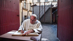 Papież Franciszek odwiedził Muzeum Okupacji i Walk o Wolność w Wilnie. Fot. PAP/EPA