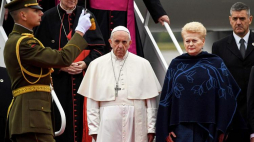 Papież Franciszek i prezydent Litwy Dalia Grybauskaite na lotnisku w Wilnie. Fot. PAP/EPA