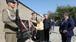 Janina Zielińska, inicjatorka upamiętnienia i dziecko Zamojszczyzny (C), sekretarz stanu w Kancelarii Prezydenta RP Andrzej Dera (P), dyrektor muzeum Tadeusz Skoczek (2P) podczas uroczystego odsłonięcia tablicy upamiętniającej dzieci z Zamojszczyzny na terenie warszawskiego Muzeum Więzienia Pawiak. Fot. PAP/P. Supernak