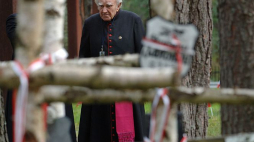 Ksiądz prałat Zdzisław Peszkowski na Polskim Cmentarzu Wojennym w Miednoje. 2006 r. Fot. PAP/J. Turczyk