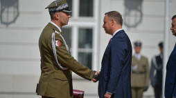 Gen. bryg. Tomasz Piotrowski odbiera awans z rąk prezydenta Andrzeja Dudy na stopień generała dywizji. Warszawa, 15.08.2018. Fot. PAP/M. Obara
