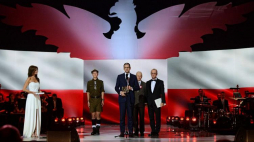 Syn Andrzeja Stelmachowskiego, Stanisław Stelmachowski (2P), prezes Stowarzyszenia "Wspólnota Polska" Dariusz Bonisławski (P) i premier Mateusz Morawiecki (C) podczas Koncertu Galowego "Nasza Niepodległa 1918-2018" w Teatrze Wielkim-Operze Narodowej w Warszawie. Fot. PAP/J. Kamiński