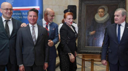 Wicepremier, minister kultury Piotr Gliński (P), ambasador USA w Polsce Georgette Mosbacher (3L) oraz Amerykanie, u których odnaleziono obraz - Craig Gilmore (3L) i David Crocker (2L) podczas przekazania obrazu "Portret damy" do zbiorów Muzeum Narodowego w Warszawie. Fot. PAP/R. Pietruszka
