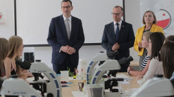 Premier Mateusz Morawiecki (L), prezes Stowarzyszenia „Wspólnota Polska” Dariusz Bonisławski (2L) podczas spotkania z młodzieżą pochodzenia polskiego z Litwy, Ukrainy i Białorusi w Ostródzie. Fot. PAP/T. Waszczuk