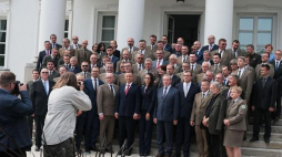 Prezydent Andrzej Duda (C), dyrektor Lasów Państwowych Andrzej Konieczny (C-L), minister środowiska Henryk Kowalczyk (5P) podczas spotkania z leśnikami w ramach konferencji "Lasy dla Niepodległej" w Warszawie. Fot. PAP/A. Lange