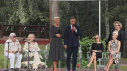 Prezydent Andrzej Duda (4P) z małżonką Agatą Kornhauser-Dudą (3L) oraz aktorzy Małgorzata Kożuchowska (2P), Paweł Królikowski (P), Marta Chodorowska (3P), Włodzimierz Nowak (L) i Halina Kowalska (2L) podczas akcji Narodowego Czytania "Przedwiośnia" Stefana Żeromskiego w Domu Artystów Weteranów Scen Polskich "Skolimów" w Konstancinie-Jeziornej. Fot. PAP/P. Supernak