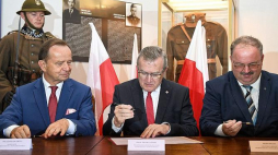 Wicepremier, minister kultury i dziedzictwa narodowego Piotr Gliński (C), marszałek województwa podkarpackiego Władysław Ortyl (L) i członek zarządu województwa podkarpackiego Piotr Pilch (P) podczas podpisania listu intencyjnego ws. współprowadzenia przez resort kultury Muzeum Narodowego Ziemi Przemyskiej. Fot. PAP/D. Delmanowicz