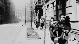 Ludność cywilna podczas Powstania Warszawskiego. Fot. PAP/Reprodukcja/J. Grelowski