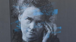 Portret Marii Skłodowskiej-Curie na muralu z okazji 100-lecia odzyskania przez Polskę niepodległości na murach oddziału Polskiej Spółki Gazownictwa w Szczecinie. 23.08.2018. Fot. PAP/M. Bielecki