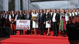 Prezydent Andrzej Duda (4P) z małżonką Agatą Kornhauser-Dudą (4L) i dyrektor zespołu Jacek Boniecki (2P) po występie Państwowego Zespołu Ludowego Pieśni i Tańca "Mazowsze" podczas Dożynek Prezydenckich. Fot. PAP/R. Zawistowski