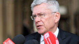 Marszałek Senatu Stanisław Karczewski podczas wypowiedzi dla mediów. Fot. PAP/L. Szymański