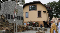 Metropolita szczecińsko-kamieński abp Andrzej Dzięga (2P) podczas odsłonięcia pomnika z okazji 100. rocznicy odzyskania przez Polskę niepodległości w Strachocinie. Fot. PAP/D. Delmanowicz