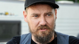 Reżyser Szymon Jakubowski na planie filmowym komedii kryminalnej "Napad". Fot. PAP/J. Bednarczyk