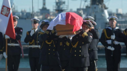 Ceremonia odprowadzenia na pokład fregaty ORP Gen. T. Kościuszko szczątków zmarłego w 1973 r. dowódcy obrony wybrzeża w 1939 r. wiceadmirała Józefa Unruga i jego żony Zofii w Porcie Wojennym w Breście.  PAP/M. Obara