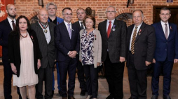Wiceminister kultury i dziedzictwa narodowego Jarosław Sellin (5L) oraz uhonorowani medalami „Gloria Artis”, wśród nich dyrektor Video Studio Gdańsk Marek Łochwicki (3L) ze złotym medalem „Zasłużony Kulturze Gloria Artis”. Gdańsk, 28.09.2018. Fot. PAP/J. Dzban