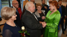 Lech Wałęsa (C) z żoną Danutą (L) oraz ambasador USA w Polsce Georgette Mosbacher (P) w holu Opery Bałtyckiej. Gdańsk, 29.09.2018. Fot. PAP/M. Gadomski