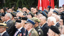 Prezydent Andrzej Duda (C w głębi) wśród uczestników obchodów Dnia Weterana Walk o Niepodległość RP na pl. Piłsudskiego w Warszawie. Fot. PAP/R. Pietruszka