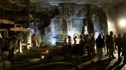 Turyści zwiedzają Komorę Kazimierza Wielkiego w zabytkowej części kopalni soli w Wieliczce. Fot. PAP/L. Muszyński