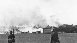 Płonąca wieś polska nad rzeką Osą k. Grudziądza. Wrzesień 1939 r. Fot. AIPN