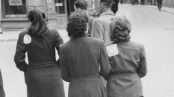 Żydzi z oznaczeniami „J”. Wilno, 1941 r. Fot. Bundesarchiv. Źródło: Wikimedia Commons