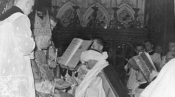 Kraków 28.09.1958. Konsekracja biskupia ks. Karola Wojtyły w katedrze na Wawelu. Konsekratorem jest metropolita krakowski i lwowski, arcybiskup Eugeniusz Baziak. PAP/Reprodukcja Jakub Grelowski