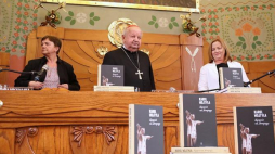 Arcybiskup senior archidiecezji krakowskiej Stanisław Dziwisz (C), prezes wydawnictwa literackiego Anna Zaremba-Michalska (L) i dr Marta Burghardt (P) podczas prezentacji książki "Kazanie na Areopagu. 13 katechez" Karola Wojtyły. Fot. PAP/J. Graczyński