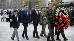 Płk Jerzy Majkowski (L), premier Mateusz Morawiecki (3L) i minister obrony narodowej Mariusz Błaszczak (2L) podczas centralnych obchodów święta Wojsk Obrony Terytorialnej na pl. Piłsudskiego w Warszawie. Fot. PAP/M. Obara