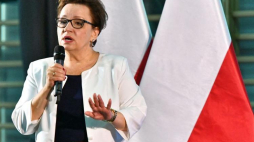 Minister edukacji Anna Zalewska podczas inauguracji roku szkolnego w hali sportowej Zespołu Szkolno-Przedszkolnego w Lutyni. PAP/Maciej Kulczyński