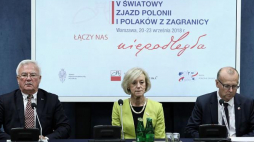 Prezes Stowarzyszenia „Wspólnota Polska” Dariusz Bonisławski (P), prezydent Europejskiej Unii Wspólnot Polonijnych Tadeusz Pilat (L) i przewodnicząca Rady Polonii Świata Teresa Berezowska (C) podczas konferencji prasowej podsumowującej V Światowy Zjazd Polonii i Polaków z Zagranicy w Warszawie. Fot. PAP/T. Gzell