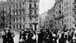 Ludność cywilna opuszcza Warszawę po ustaniu walk. 10.1944 r. Fot. PAP/CAF