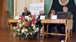 18 10 2018, Warszawa. Konferencja naukowa „Bilans rozbiorów. Refleksje i pytania na stulecie odzyskania niepodległości” na Zamku Królewskim. Od lewej: prof. Andrzej Nowak, prof. Włodzimierz Suleja, prof. Marek Kornat, prof. Henryk Słoczyński. Źródło: archiwum prywatne M. S. 