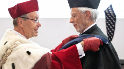 Katowice, 23.10.2018. Wręczenie doktoratu honoris causa Uniwersytetu Śląskiego pisarzowi, Nobliście, prof. Johnowi Maxwellowi Coetzee (P) przez rektora Uniwersytetu Śląskiego prof. dr. hab. Andrzeja Kowalczyka (L), 23 bm. na Wydziale Prawa i Administracji Uniwersytetu Śląskiego w Katowicach. Fot. PAP/A. Grygiel