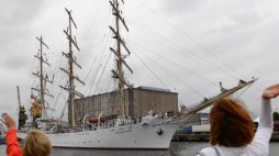 Szczecin, 12.06.2018. „Dar Młodzieży” wpływa do portu w Szczecinie, aby wziąć udział w Światowych Dniach Morza. „Dar Młodzieży” jest w trakcie Rejsu Niepodległości, wyprawy dookoła świata, zorganizowanego dla uczczenia 100. rocznicy odzyskania niepodległości przez Polskę. Fot. PAP/M. Bielecki