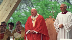 Skoczów 22.05.1995. V pielgrzymka do Polski papieża Jana Pawła II. Na wzgórzu Kaplicówka Ojciec Święty (C) koncelebruje z biskupami i księżmi mszę świętą. Na zdj. m.in. biskup diecezjalny tarnowski Józef Życiński (L), arcybiskup metropolita przemyski Józef Michalik (3L), Mistrz Papieskich Ceremonii Liturgicznych prałat Piero Marini (P). Fot. PAP/P. Kopczyński