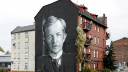 Mural poświęcony Wojciechowi Korfantemu, na ścianie kamienicy przy ul. Reja 6 w Katowicach (widok od strony ul. Dudy-Gracza). Źródło: IPN