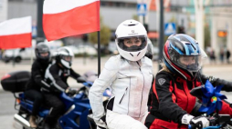 Łódź, 23.09.2018. Paradą kilkuset maszyn udekorowanych biało-czerwonymi flagami łódzcy motocykliści uczcili 100-lecie odzyskania niepodległości Polski. Fot. PAP/G. Michałowski